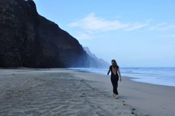 Pela manhã, caminhando pela praia de Kalalau, na Na'Pali Coast, costa norte de Kauai, no Havaí